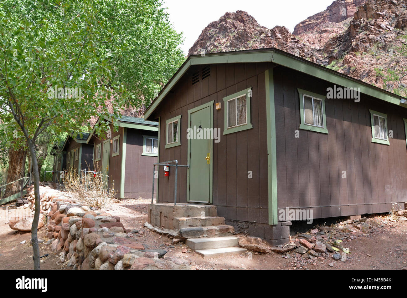 Parco Nazionale del Grand Canyon escursionista dormitori . Pernottamento al Ranch fantasma consistono di spazi dormitorio e cabine. Le cabine e i dormitori sono riscaldati e utilizzare il raffreddamento per evaporazione durante i mesi estivi. I Dormitori sono separate per uomini e donne -- ognuno ha dieci letti a castello, una doccia e toilette. Phantom Ranch offre undici unico, cabine rustico. Ogni camera è arredata con un letto a castello, tutte le lettiere, acqua fredda lavandino, wc, sapone e asciugamani. Le docce si trovano in una posizione centrale. Server dei criteri di rete Foto Stock