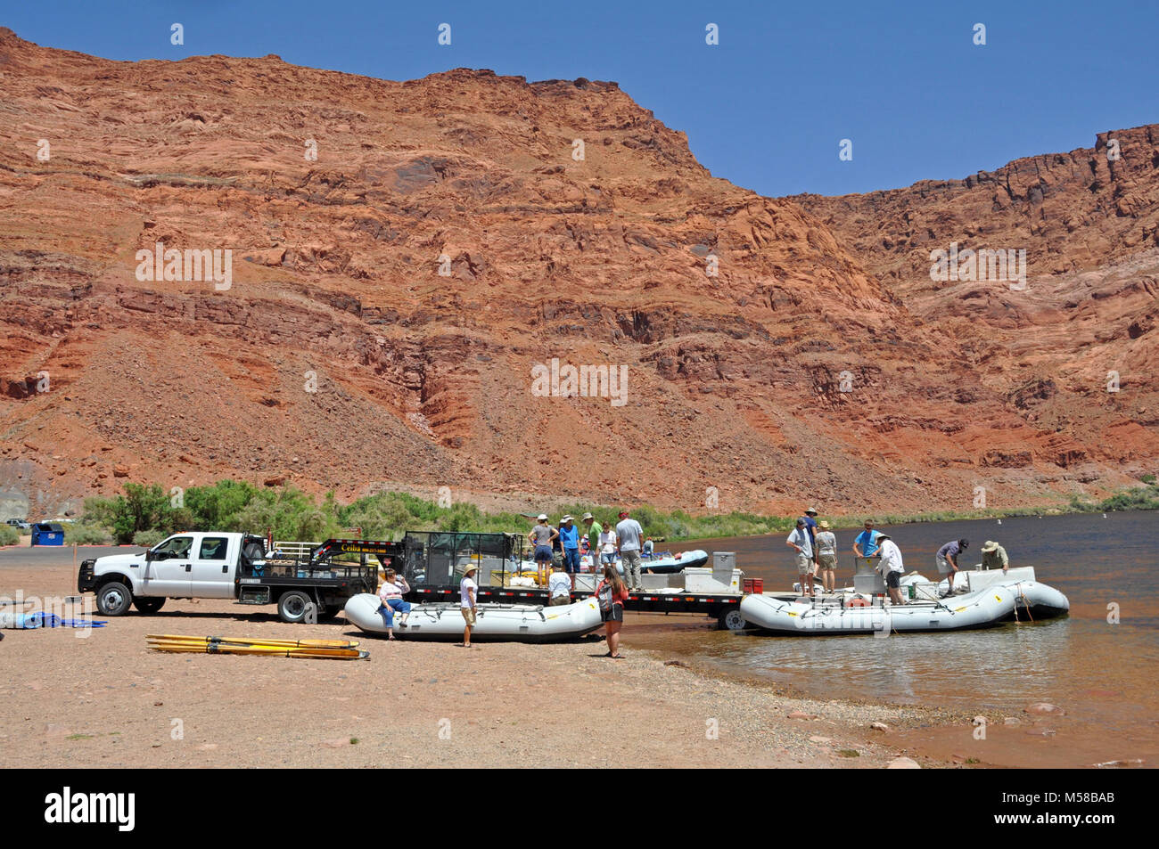 Parco Nazionale del Grand Canyon di fecce traghetto rampa di lancio . (4288 x 2848) Lees Ferry è il solo posto all'interno di Glen Canyon dove i visitatori possono guidare il Fiume Colorado in oltre 700 miglia di Canyon Country, diritto fino al primo rapido nel Parco Nazionale del Grand Canyon. Qui, avventuroso river runner lanciare i loro battelli per gite lungo il canyon. La rampa di lancio è una raffica di attività ogni giorno con armamento sia commerciale e non commerciale di gite sul fiume. In mattinata i barcaioli si incontrano con le fecce ranger del traghetto per loro pre-trip check in per ottenere un rapido avvio al loro primo giorno sul fiume. Server dei criteri di rete Foto Stock