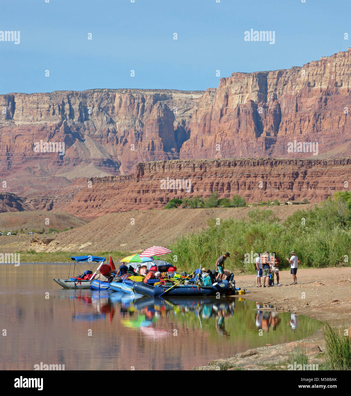 Parco Nazionale del Grand Canyon di fecce traghetto rampa di lancio . (4239 x 4467) Lees Ferry è il solo posto all'interno di Glen Canyon dove i visitatori possono guidare il Fiume Colorado in oltre 700 miglia di Canyon Country, diritto fino al primo rapido nel Parco Nazionale del Grand Canyon. Qui, avventuroso river runner lanciare i loro battelli per gite lungo il canyon. La rampa di lancio è una raffica di attività ogni giorno con armamento sia commerciale e non commerciale di gite sul fiume. In mattinata i barcaioli si incontrano con le fecce ranger del traghetto per loro pre-trip check in per ottenere un rapido avvio al loro primo giorno sul fiume. Server dei criteri di rete Foto Stock