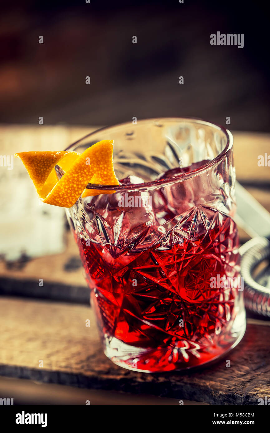 Cocktail Negroni su una vecchia tavola di legno. Bere con gin, campari  martini rosso e arancione Foto stock - Alamy