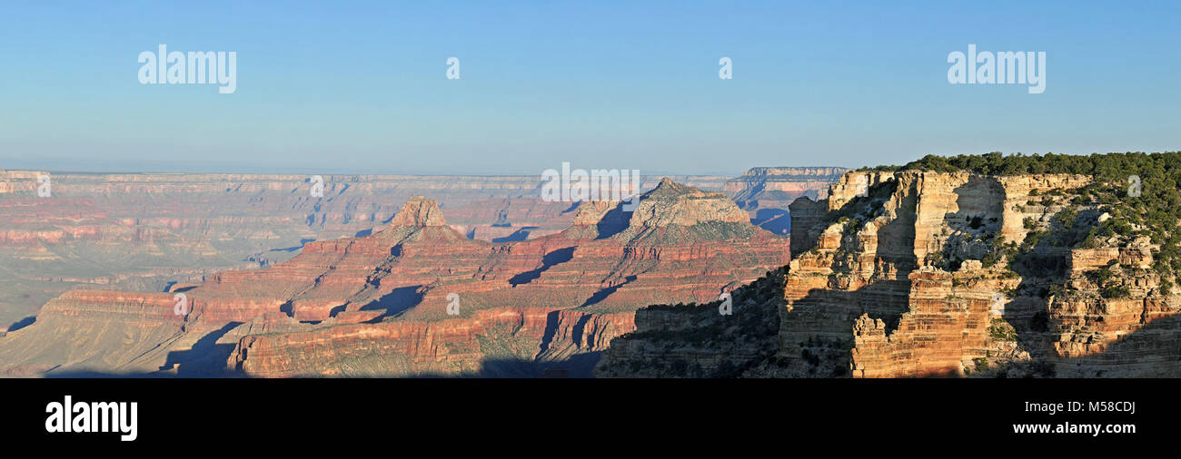 Parco Nazionale del Grand Canyon vista a Ovest dal Capo di Royal . Zoroaster (sinistra) e brama templi può essere visto nel medio-massa. Cape Royal sul bordo Nord offre un panorama in alto e in basso e attraverso il canyon. Con apparentemente illimitata vistas a oriente e a occidente, è popolare sia per gli orari di alba e tramonto. Il giro di spazzamento del Fiume Colorado in Unkar Delta è inquadrata tramite l'arco naturale degli angeli finestra. Cercare il deserto vista torre di avvistamento attraverso il canyon sul bordo sud. Questo popolare viewpoint è accessibile tramite un lastricato, livello trail. Cape Royal e punto Imperial sono raggiunti tramite un windin Foto Stock