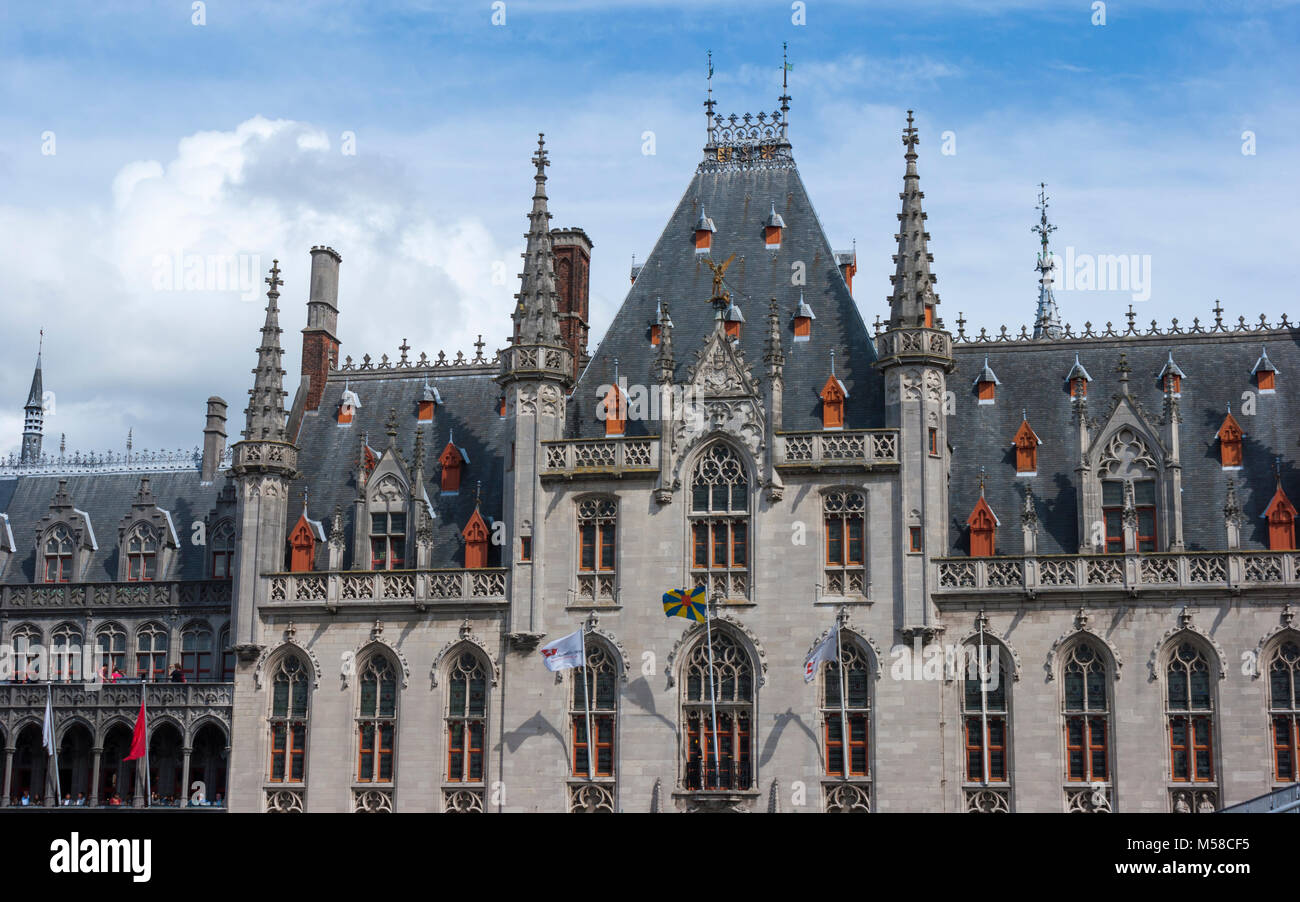 Provinciaal Hof (Tribunale provinciale) - un edificio neogotico sul Grote Markt (piazza del mercato di Bruges, Belgio Foto Stock
