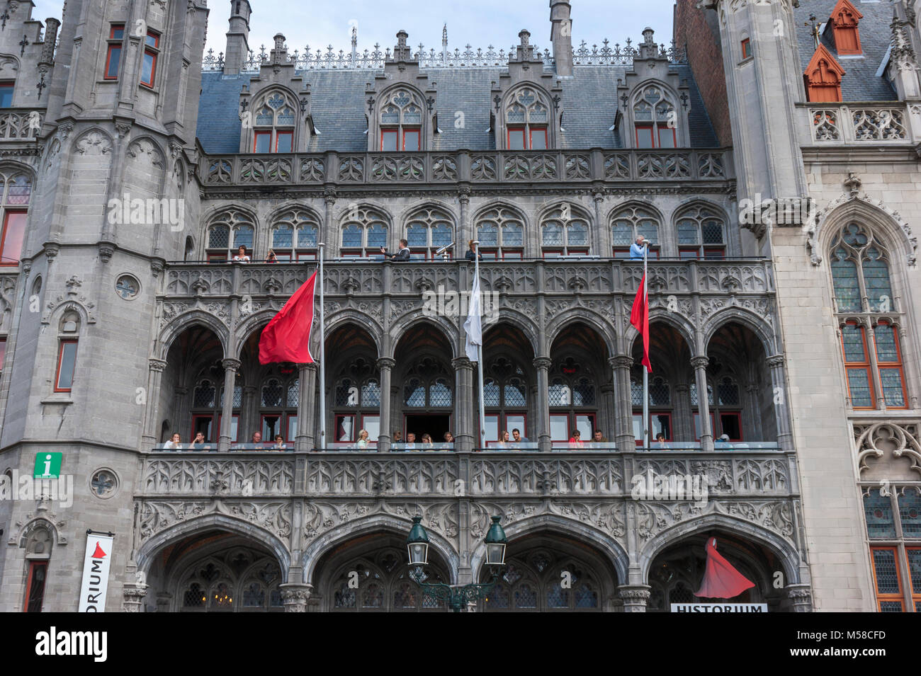Provinciaal Hof (Tribunale provinciale) - un edificio neogotico sul Grote Markt (piazza del mercato di Bruges, Belgio Foto Stock
