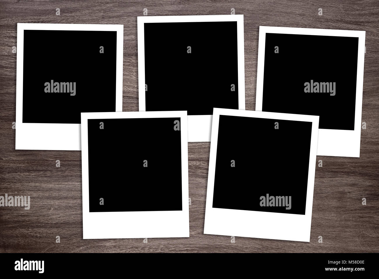 Cinque blank foto istantanea i modelli di stampa su sfondo di legno Foto Stock