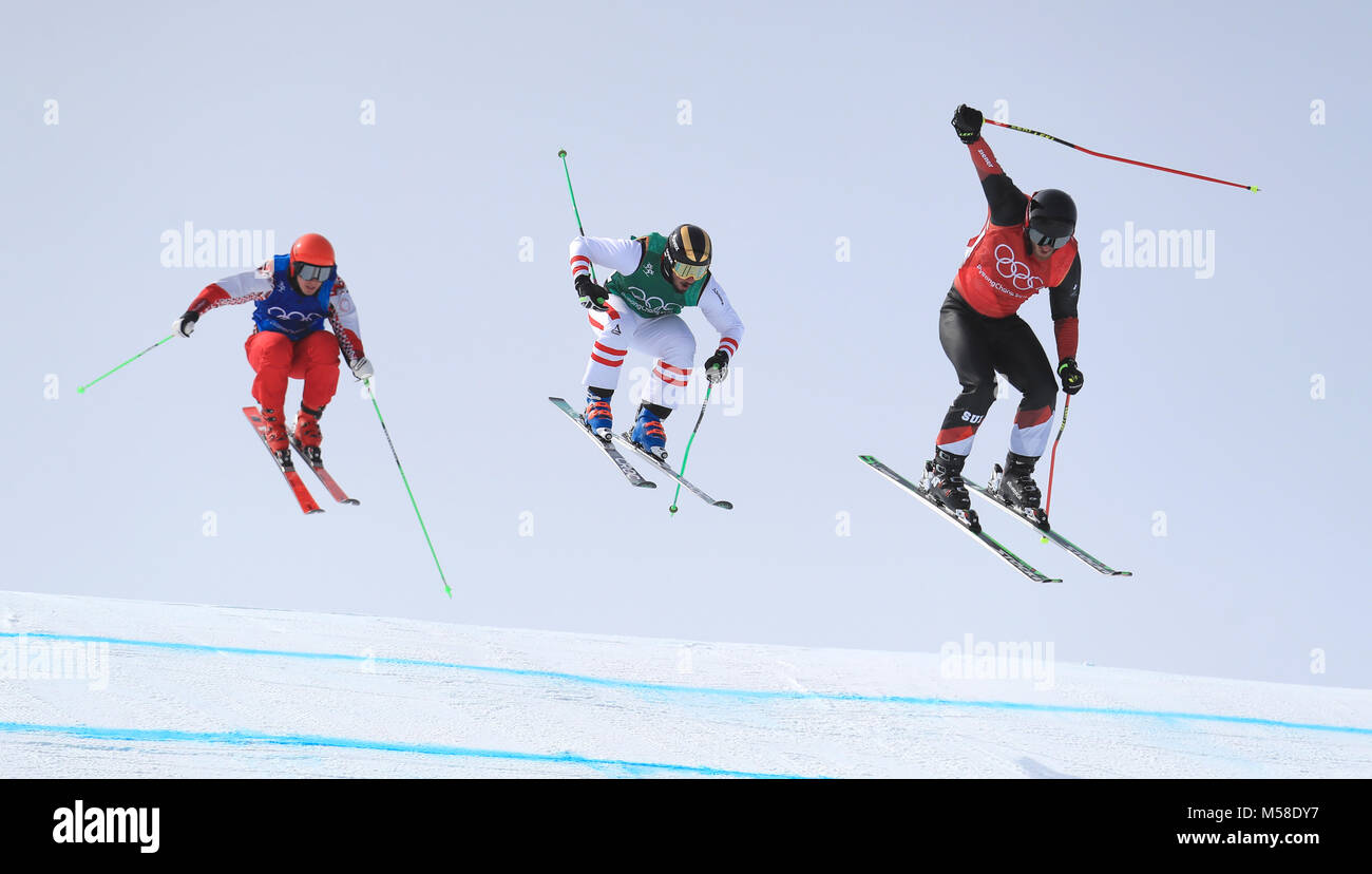 Lo svizzero Alex Fiva (destra) conduce oltre l'ultimo salto per vincere il suo calore nell'uomo Ski cross a Phoenix Snow Park durante il giorno dodici del PyeongChang 2018 Giochi Olimpici Invernali in Corea del Sud. Foto Stock