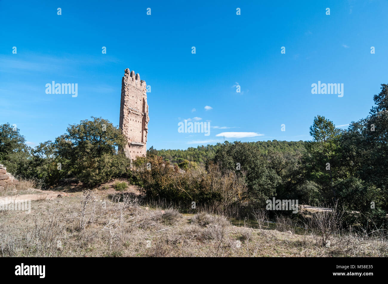 Merola - Castello. Al momento solo la parete tramuntana dell'omaggio tower è conservato. Crollato metà torre terminata con merlature, merli. Puig- Foto Stock
