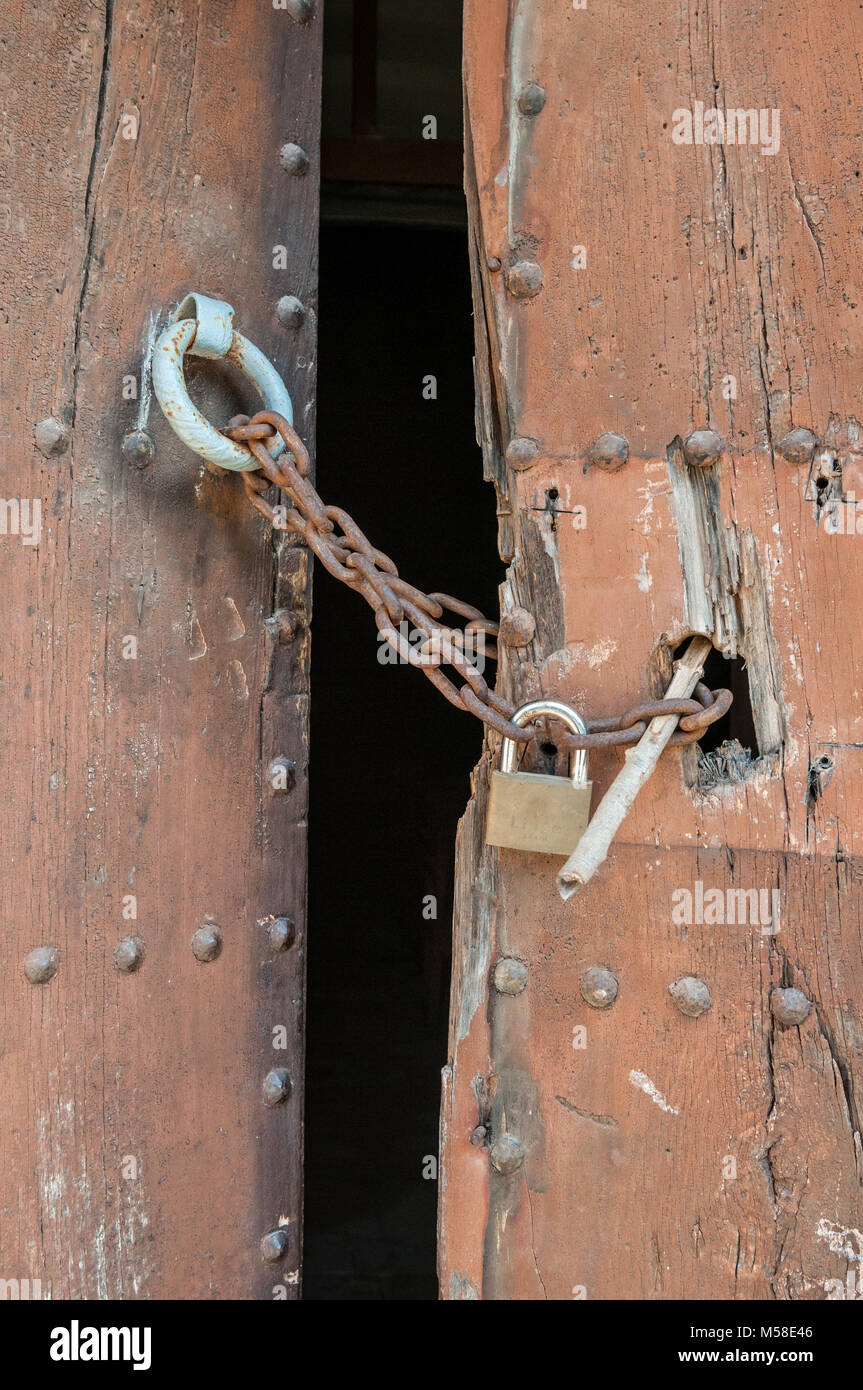 Sportello della porta bloccata con un lucchetto e un lucchetto, Santa Maria de Merola - Chiesa, chiesa rurale del XVII secolo puig-reig, Catalogna, Spagna Foto Stock