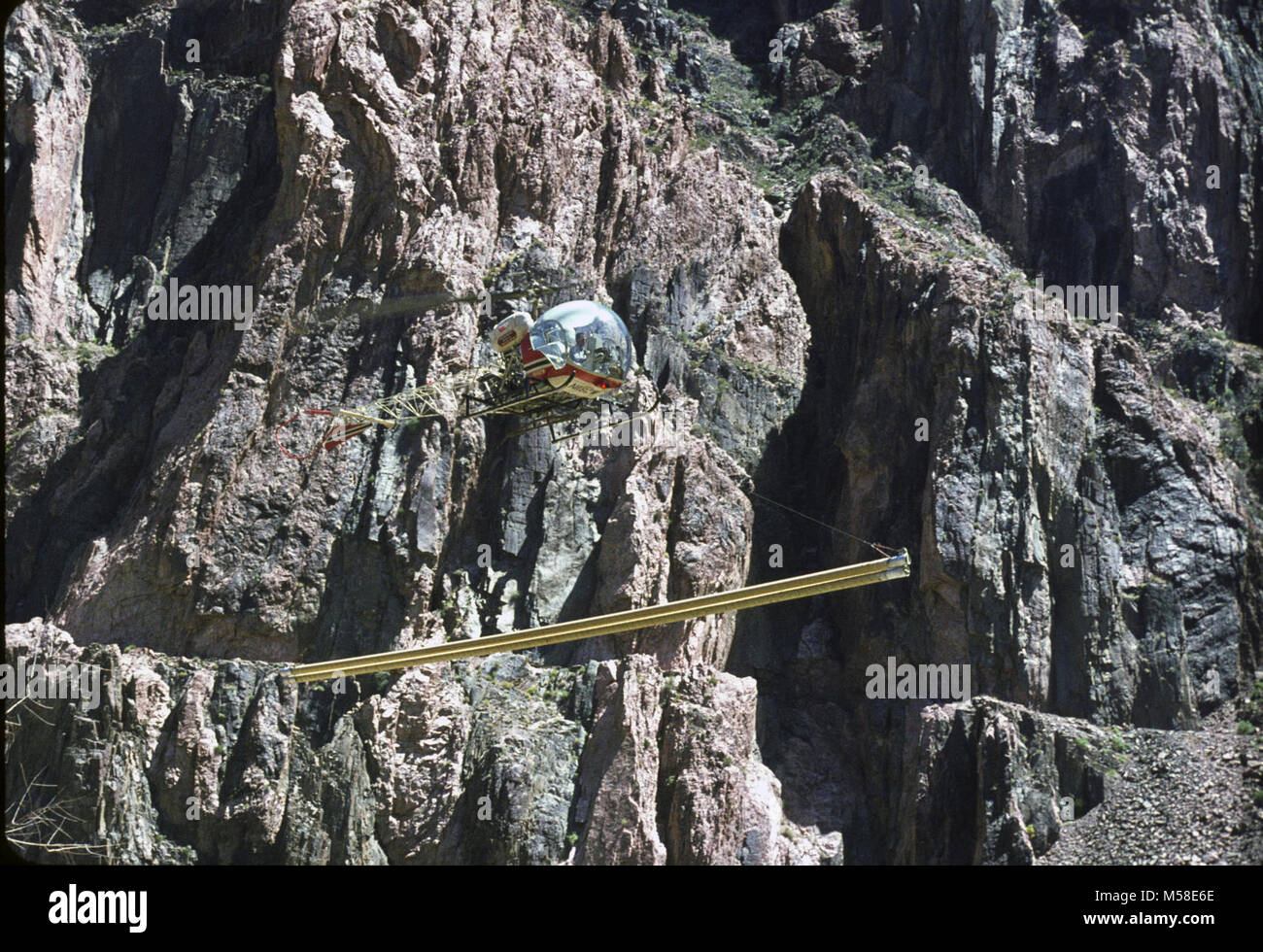 Trans canyon Pipeline (storico) trasporto in elicottero. Campana 47B elicottero trasportare spezzoni di tubo da Yaki Point area di staging per interno-canyon sito di lavoro. Circa 1965. Server dei criteri di rete Foto Stock