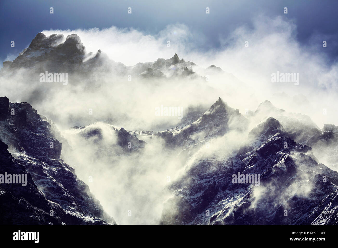 Vista panoramica delle montagne, Regione di Kangchendzonga, Himalaya, Nepal. Foto Stock