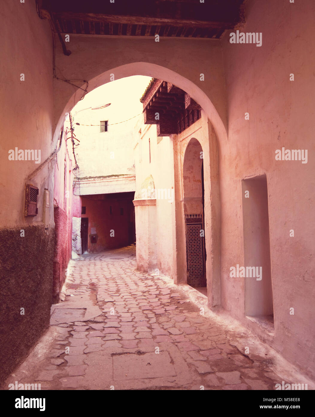 Strada stretta nella città del Marocco Foto Stock