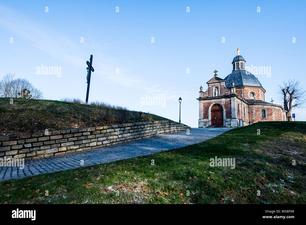 Il 'muur' di Geraardsbergen è una famosa salita del tour delle Fiandre, una gara ciclistica in Belgio. La cappella si trova sulla sommità di esso. Foto Stock