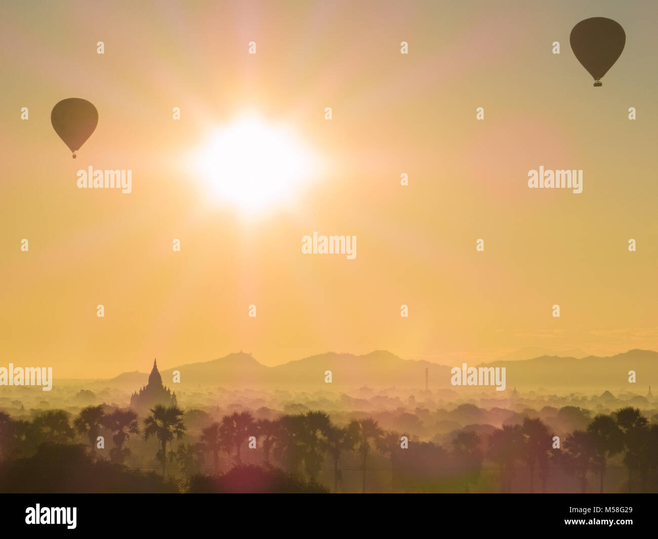 Magica sunrise a Bagan, Myanmar Foto Stock