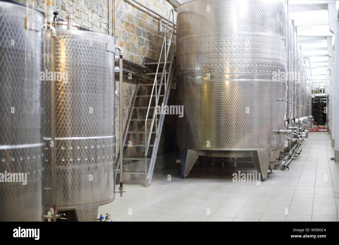 Industriali grandi silos di bianco nel moderno stabilimento interno Foto Stock