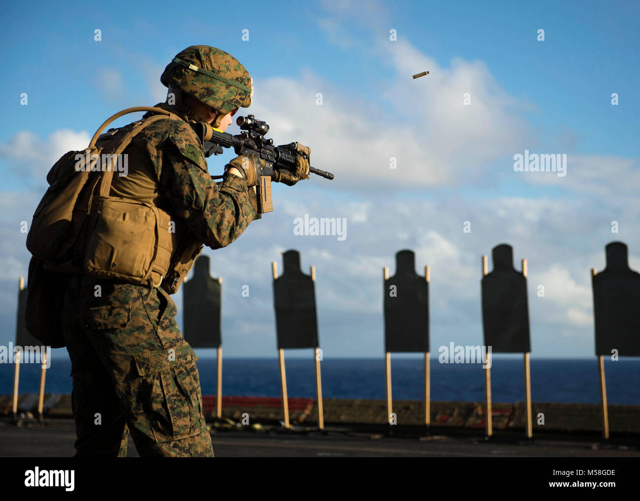 180219-N-QJ850-0044 OCEANO ATLANTICO (feb. 19, 2018) lancia Cpl. Christopher Lang, assegnato al battaglione di team di atterraggio, 2° Battaglione, 6° Reggimento Marini, 26 Marine Expeditionary Unit, incendi un M16 durante un'esercitazione a fuoco sul ponte di volo dell'assalto anfibio nave USS Iwo Jima (LHD 7). L'Iwo Jima Amphibious pronto Gruppo è distribuito come supporto di le operazioni di sicurezza marittima e di teatro di sicurezza gli sforzi di cooperazione in Europa e il Medio Oriente. L'Iwo Jima ARG si imbarca il ventiseiesimo Marine Expeditionary Unit e include Iwo Jima, il trasporto anfibio dock nave USS New York (LPD 21), Foto Stock