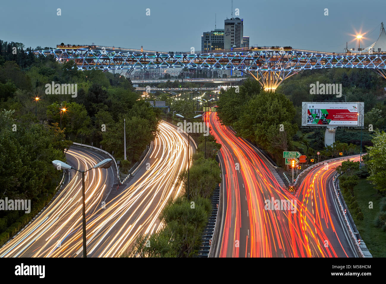 Tehran, Iran - 29 Aprile 2017: sentieri di luce dei fari delle auto sulla Modares autostrada di notte e Tabiat ponte con illuminazione serale. Foto Stock
