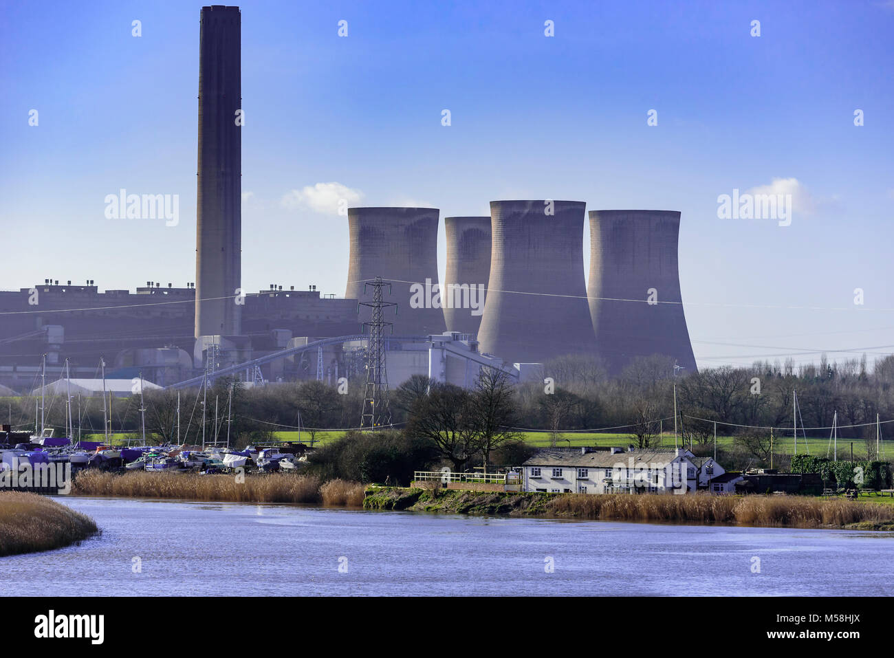 Fiddlers Ferry power station e taverna di traghetto sulle rive del fiume Mersey Penketh a. Foto Stock