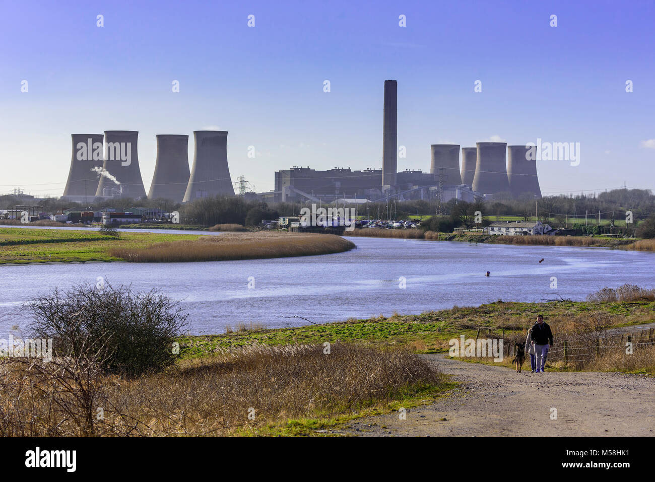 Fiddlers Ferry power station e taverna di traghetto sulle rive del fiume Mersey Penketh a. Foto Stock