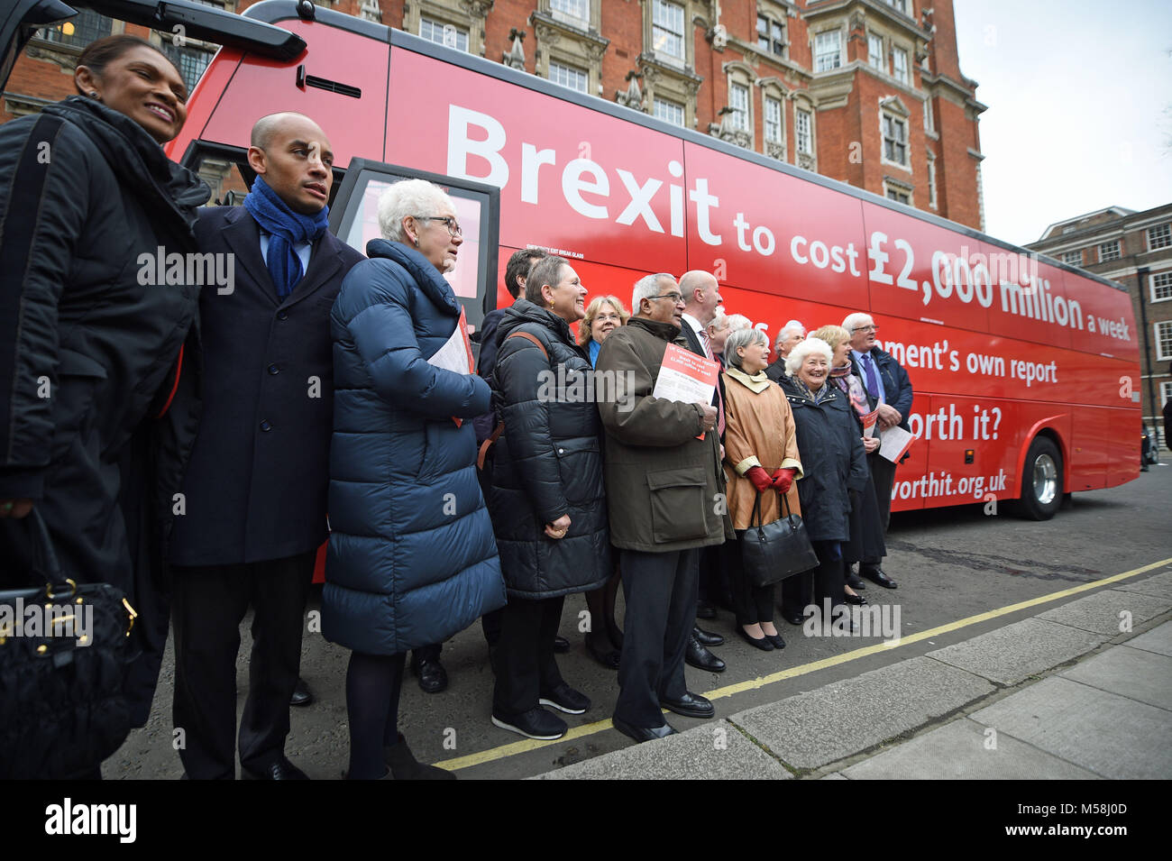 Lavoro di Chuka Umunna (seconda a sinistra) unisce MPs al lancio della Brexit "Fatti Bus' in grande College Street, Londra, prima che si avvii una nazionale 8 giorno del tour. Foto Stock