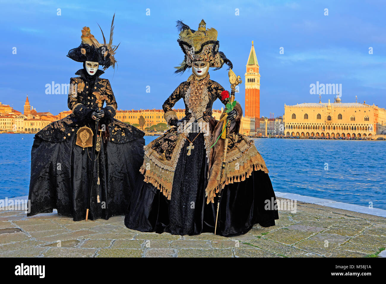 Due graziose donne in tradizionali abiti veneziani durante il Carnevale di Venezia (Carnevale di Venezia) a Venezia, Italia Foto Stock