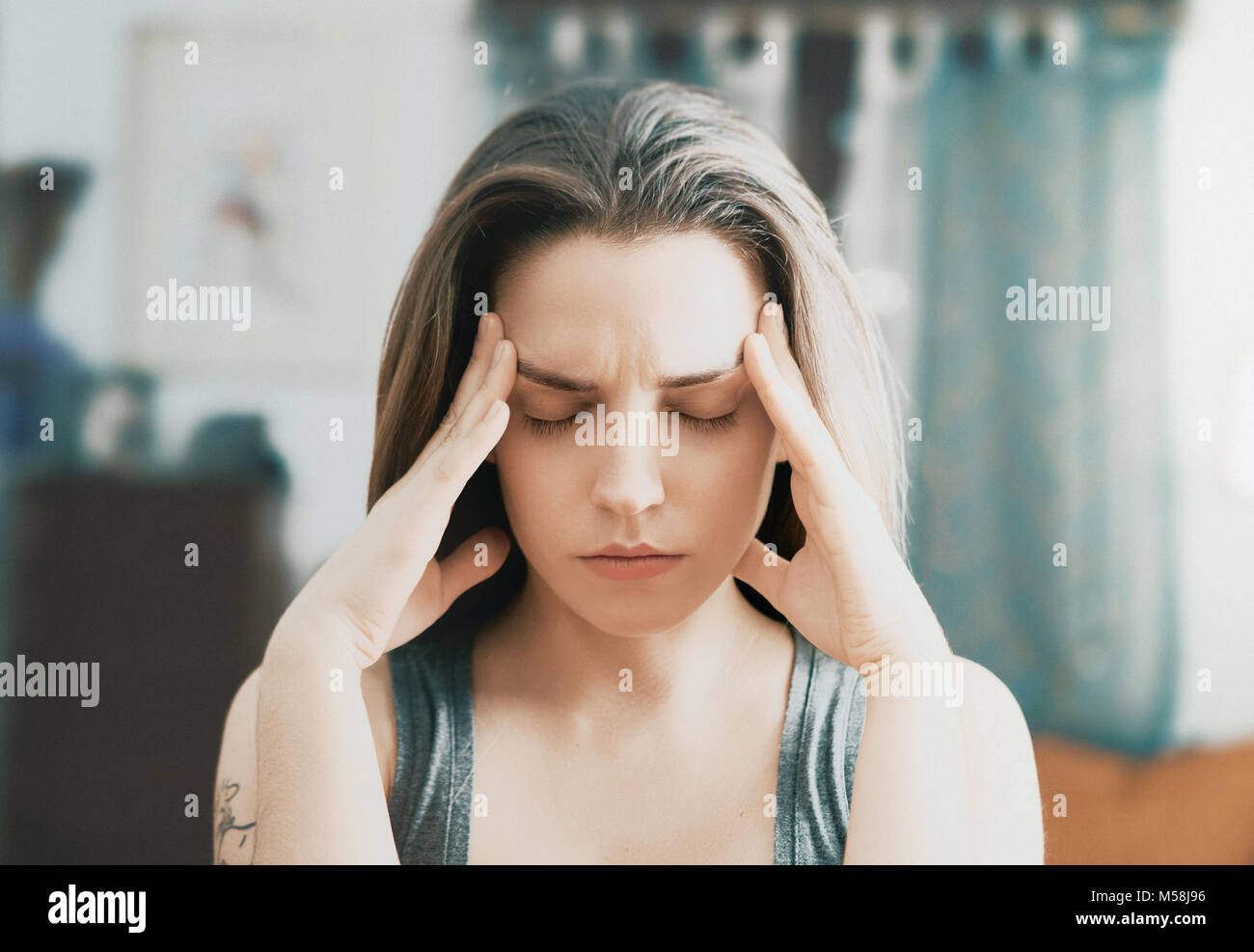 Donna con mal di testa, lo stress e il dolore, cura Foto Stock