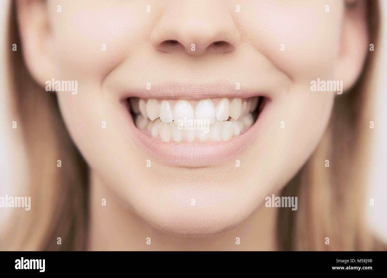 Aprire la bocca con dente bianco, cura dentale Foto Stock