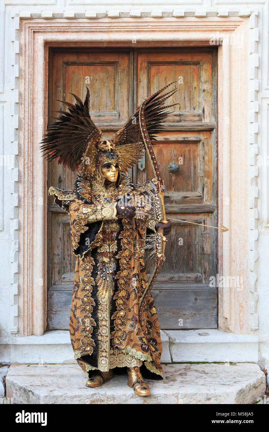 Un golden avatar con arco e frecce durante il Carnevale di Venezia