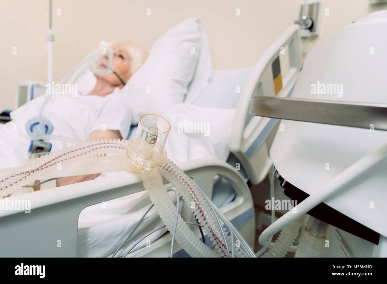 La fornitura di ossigeno macchina del malato donna senior all'ospedale Foto Stock