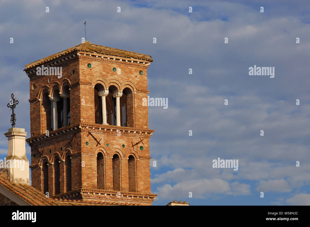 San Bartolomeo all'Isola antico campanile medievale nel centro storico di Roma (con copia spazio) Foto Stock