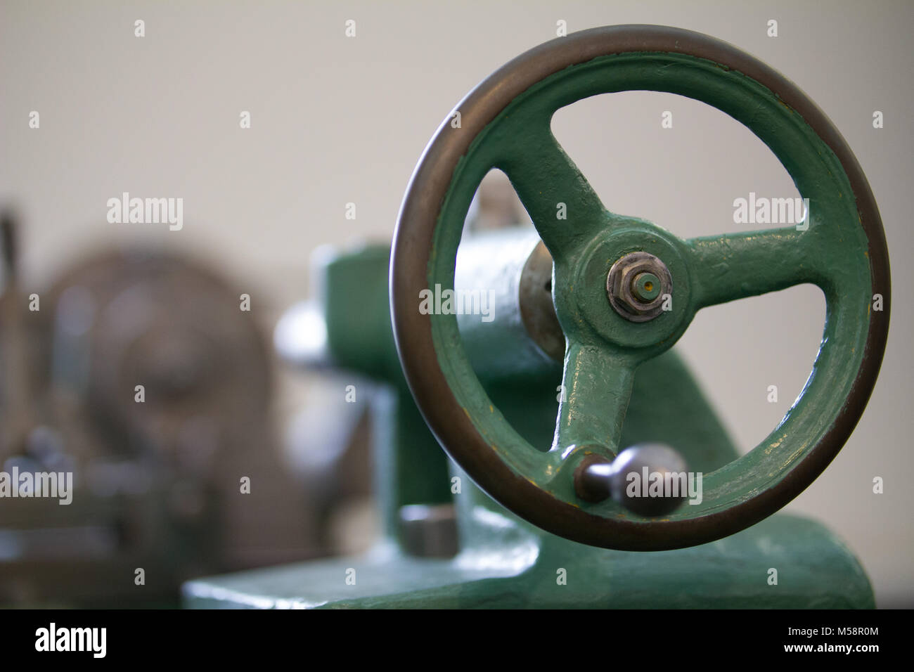 Maniglia del tornio di antiquariato, offuscata Foto Stock