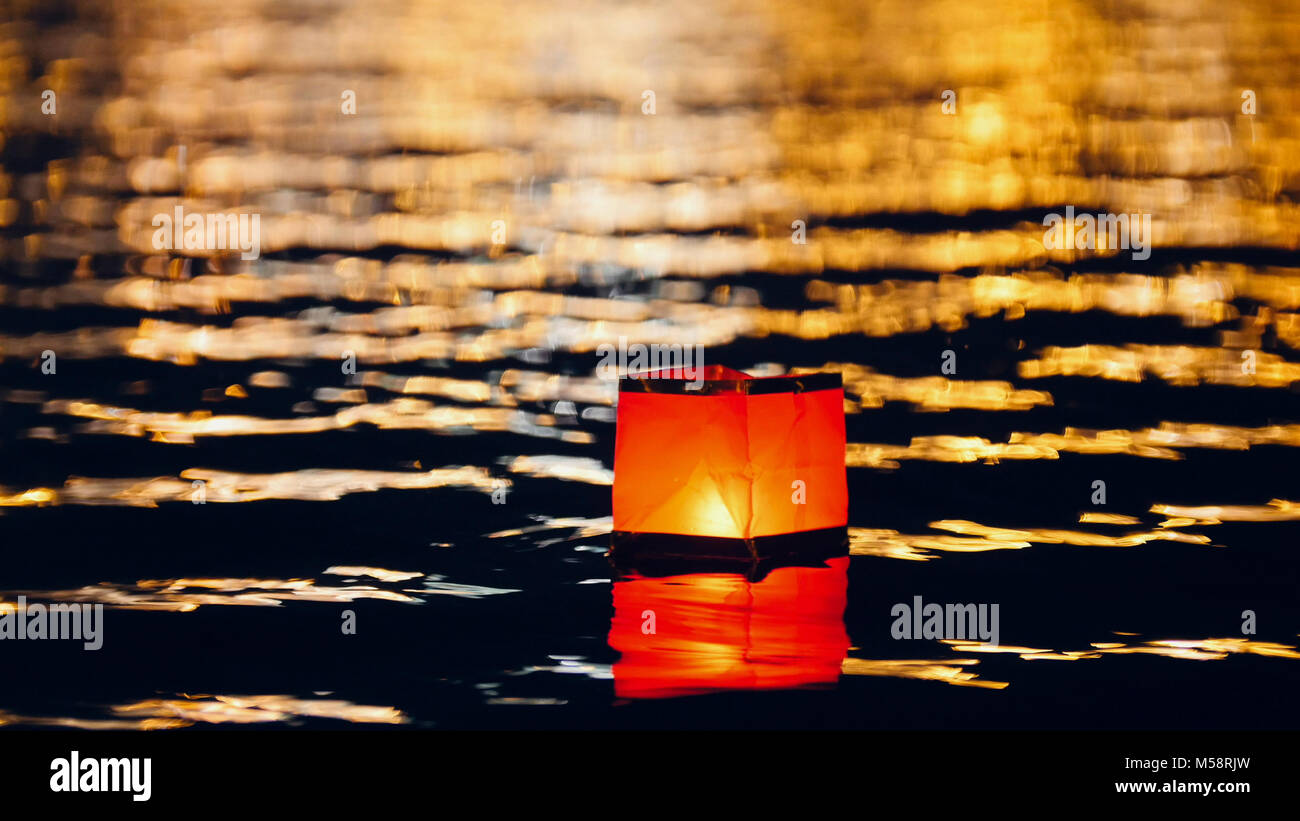 Flottante acqua illuminazione lanterne sul fiume di notte Foto stock - Alamy