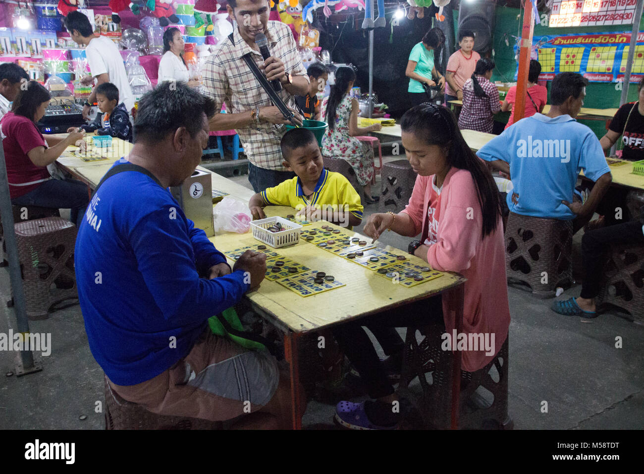 Gente tailandese di socializzare al mercato notturno di Phuket Foto Stock