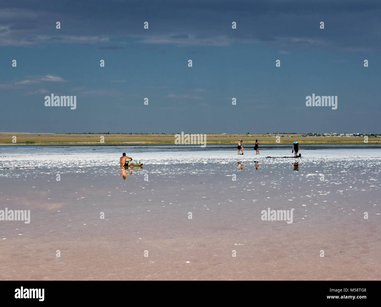 Elton, Russia - Giugno 08, 2016: le persone a rilassarsi nel lago salato di Elton nella regione di Volgograd Foto Stock