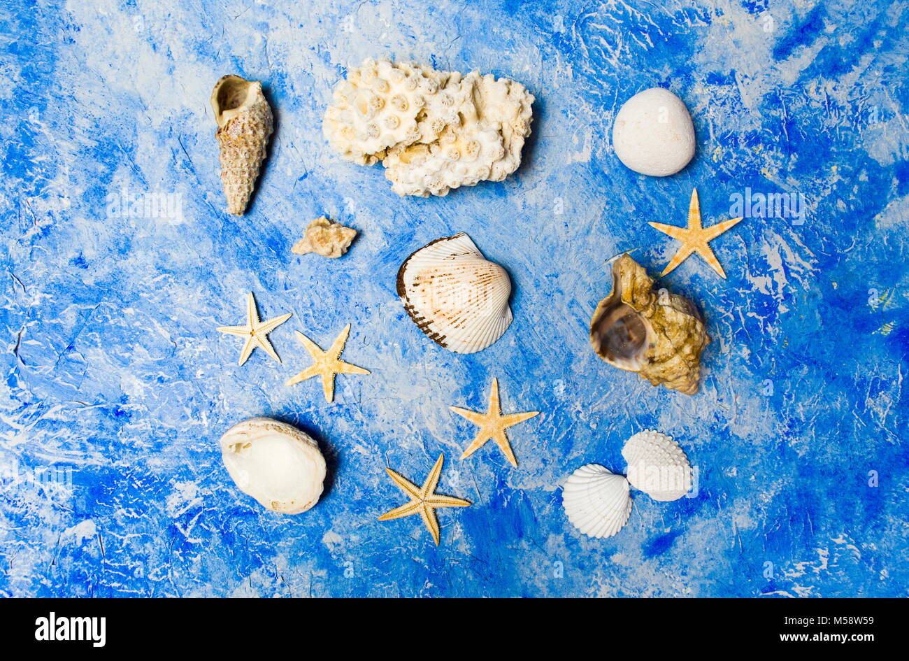 Mare oceano e oggetti contro sfondo blu Foto Stock