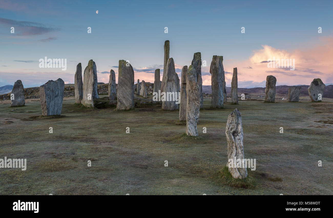 Il Callanish pietre permanente all'alba, isola di Lewis, Ebridi Esterne, Scozia Foto Stock