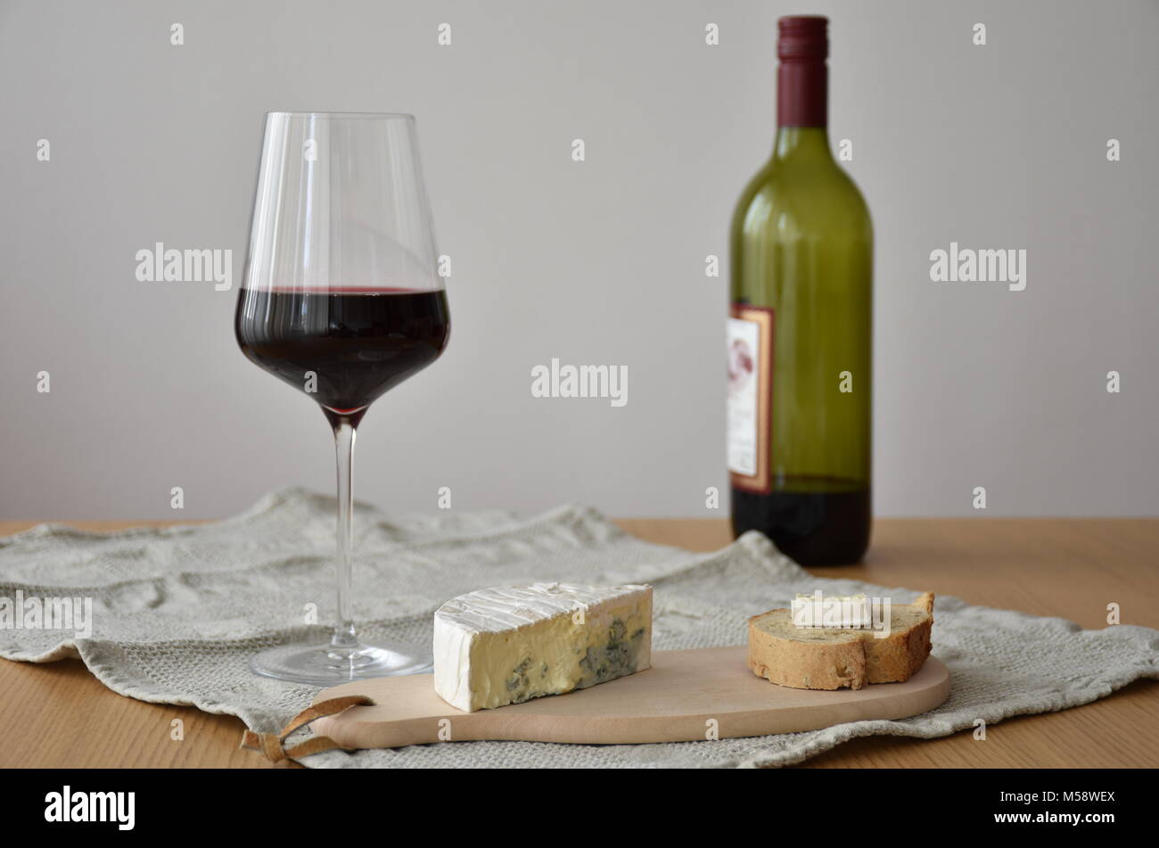 Formaggio e vino sulla tavola Foto Stock