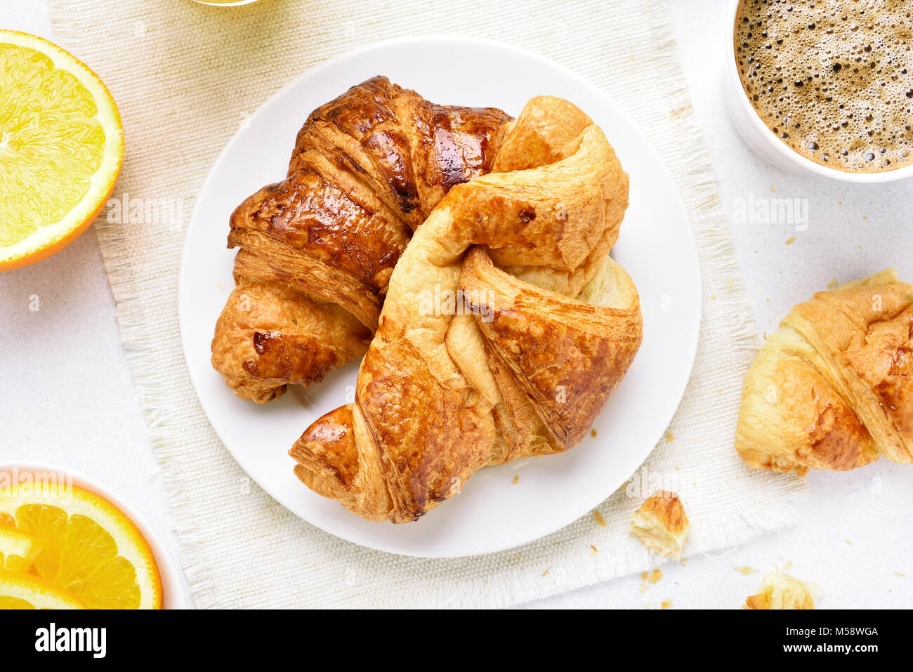 Gustosi croissant caldi per la prima colazione. Cornetti fatti in casa. Vista superiore, piatto laici. Foto Stock