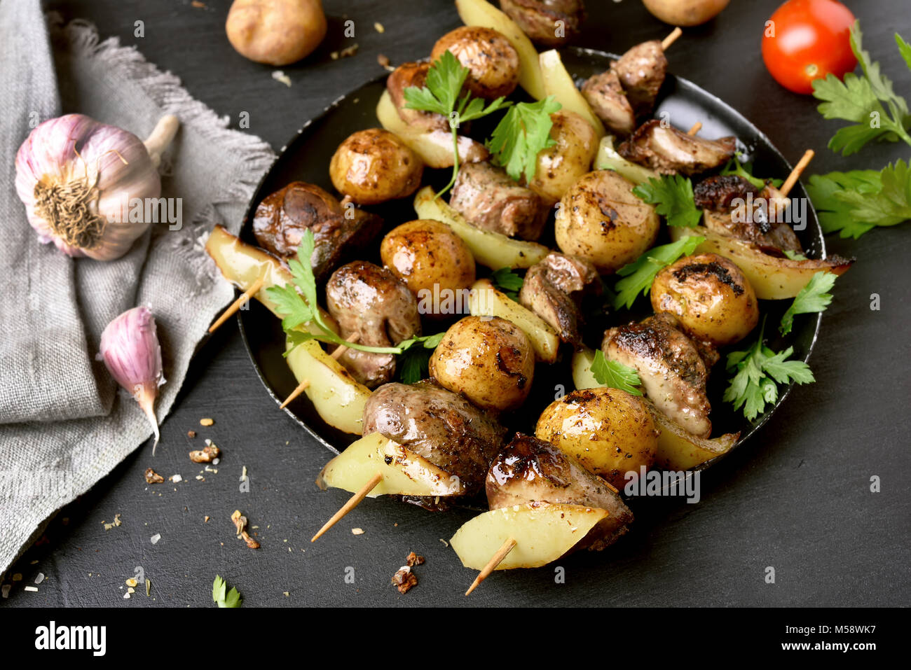 Grigliata di fegato di pollo, le patate e il peperone spiedini. Piatto per la cena. Foto Stock
