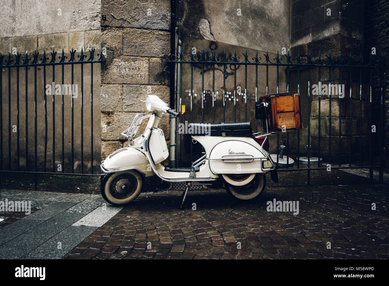 NANTES, Francia - circa gennaio 2018: un vintage scooter Vespa parcheggiata in strada da un giorno di pioggia. Foto Stock