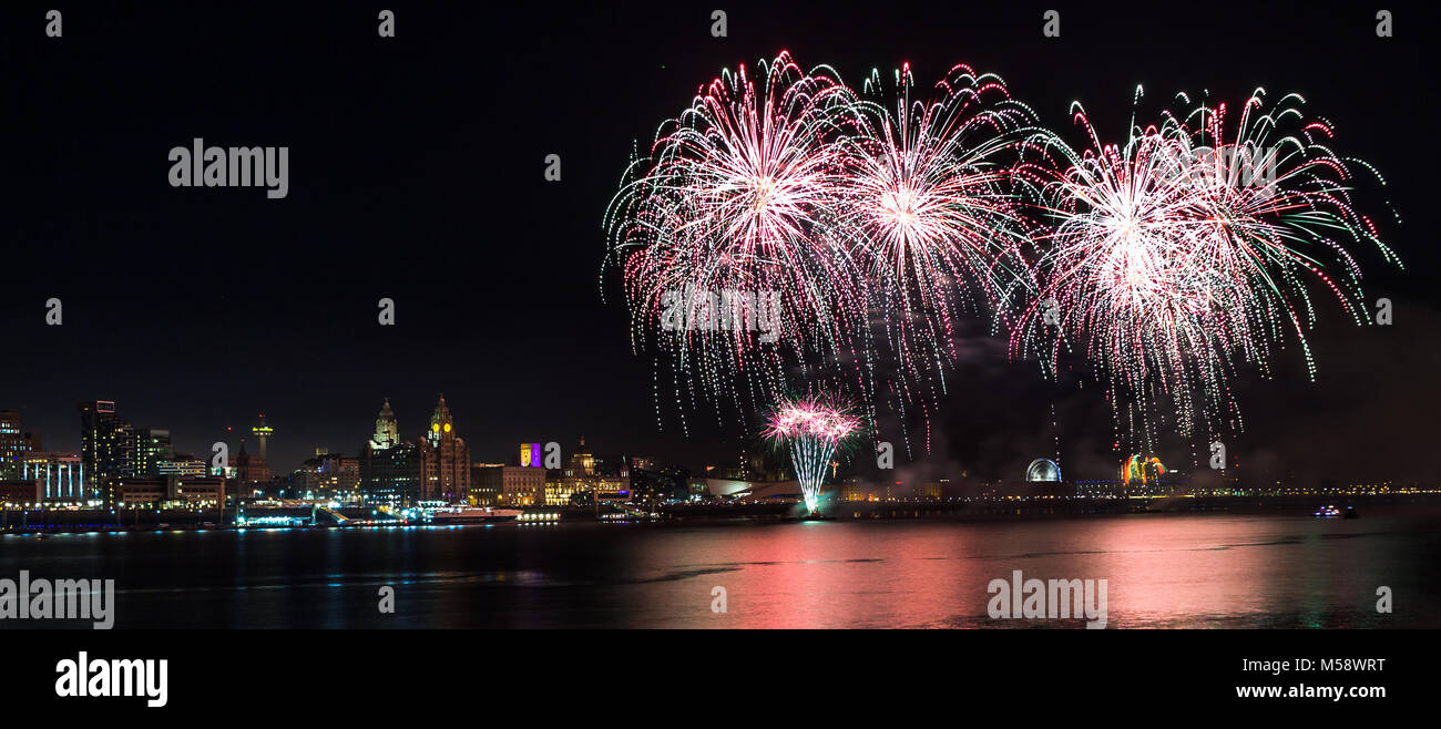 Illumina il cielo con fuochi d'artificio in alto sopra la città di Liverpool. Foto Stock