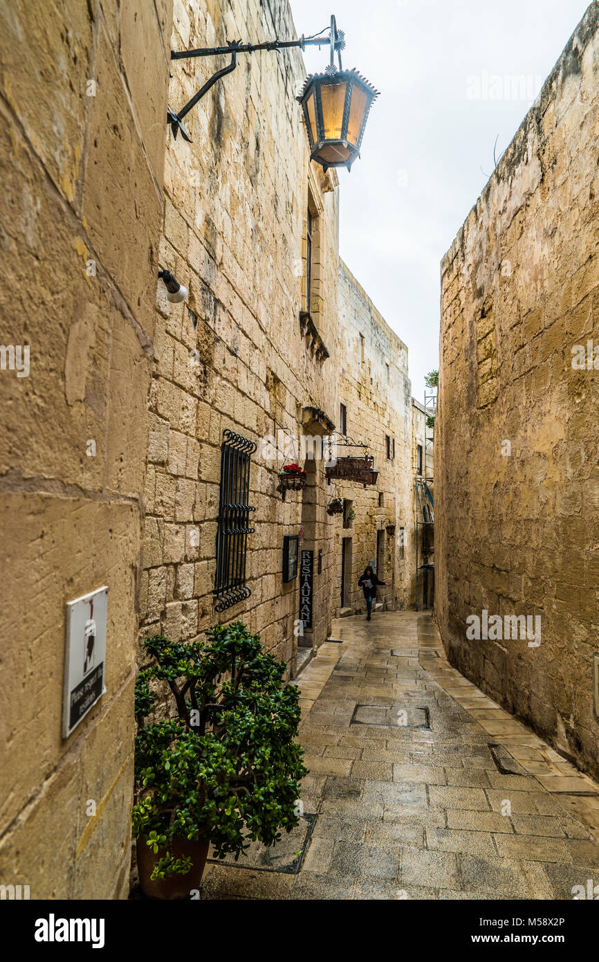Le strade strette e alte mura di Mdina, Malta, l'Europa. 02/09/2018. Foto Stock
