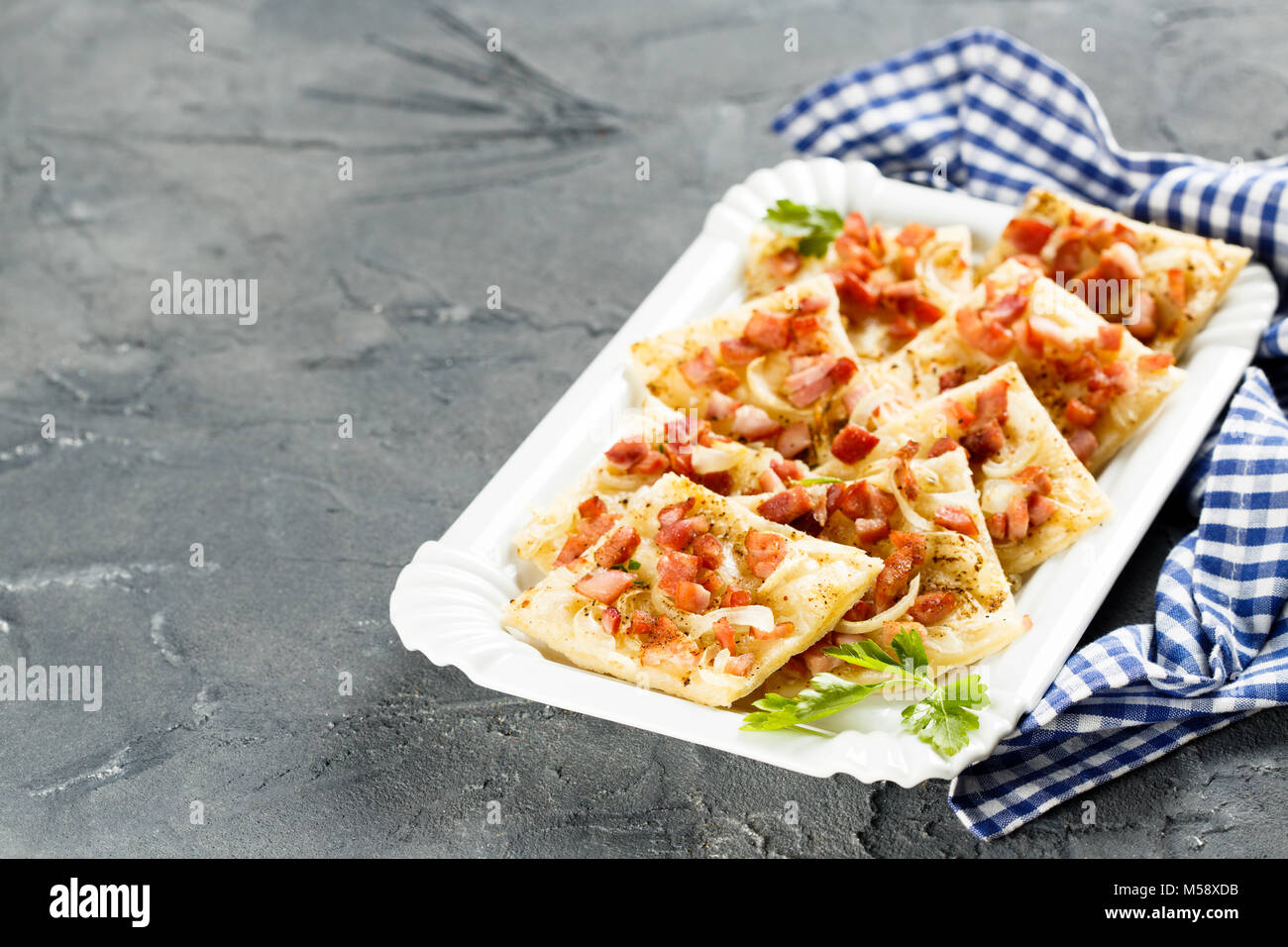 Prosciutto tradizionale e torta di cipolle Foto Stock