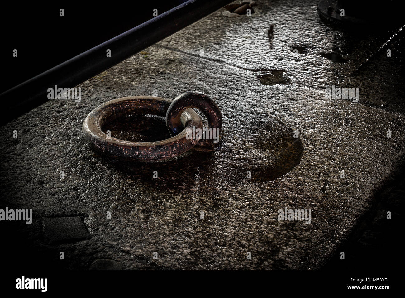 Anello di ferro sul Newcastle upon Tyne, Quayside. Foto Stock