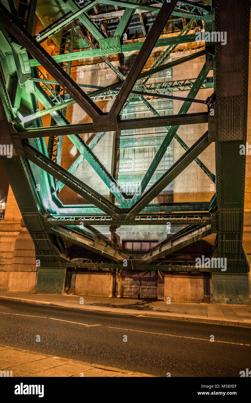 Newcastle upon Tyne, Quayside, Tyne Bridge di notte. Foto Stock