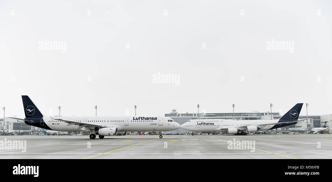 Lufthansa nuova livrea, Nuovo Branding, Boeing B747-800, Airbus A321,kiss, naso a naso, inverno, la neve, terminale 1, Terminal 2, Torre, Aeroporto di Monaco di Baviera, Foto Stock