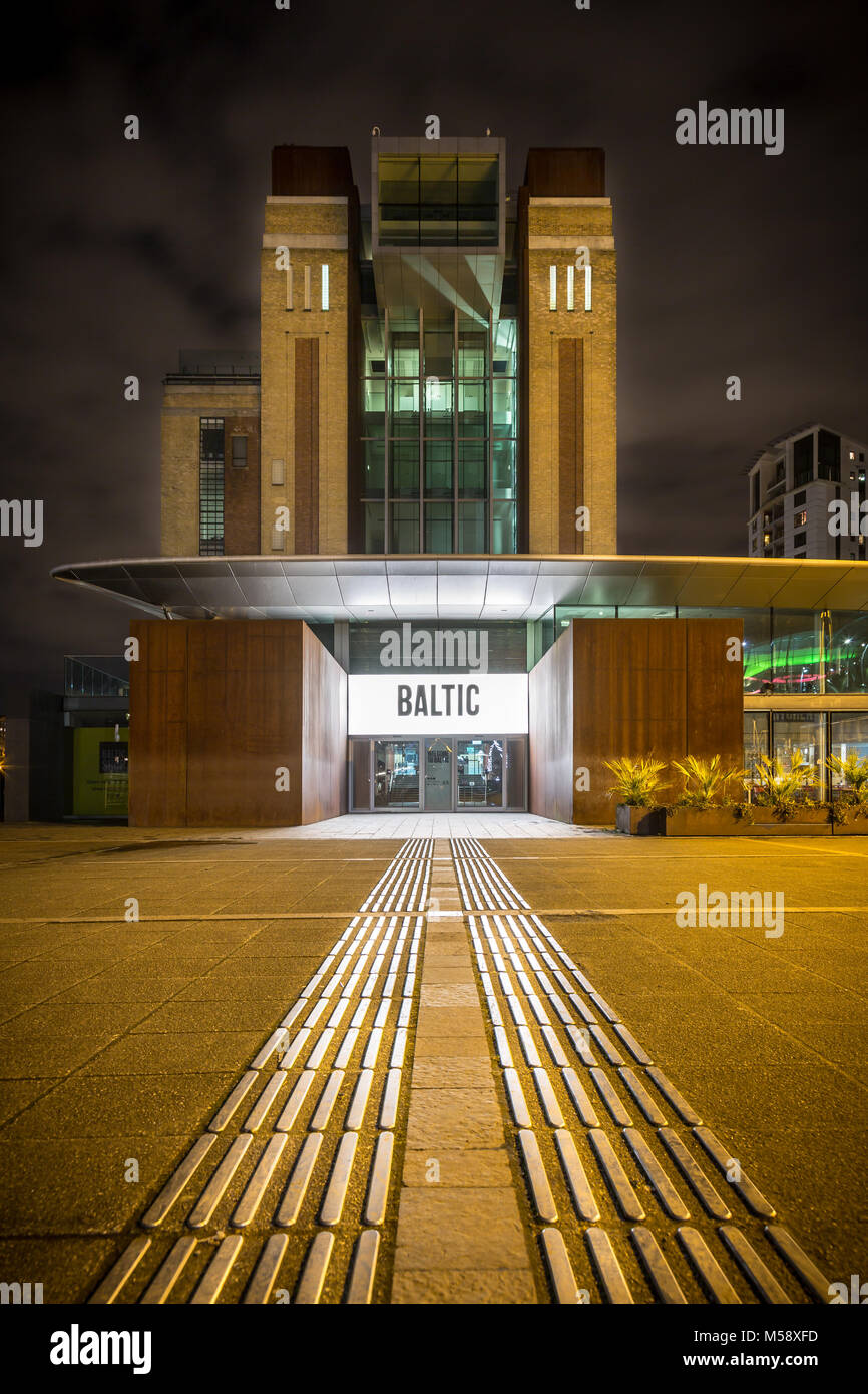 Fiore del Baltico Mill, Gateshead / Newcastle upon Tyne, Quayside di notte. Foto Stock