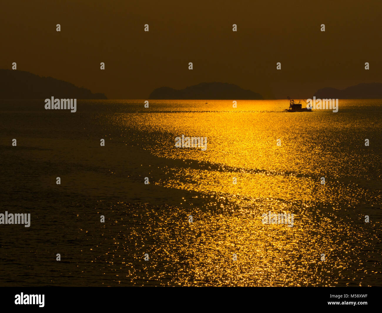 Barca da pesca tra Ko Chang isola e la terraferma.Golfo di Thailandia al tramonto Foto Stock