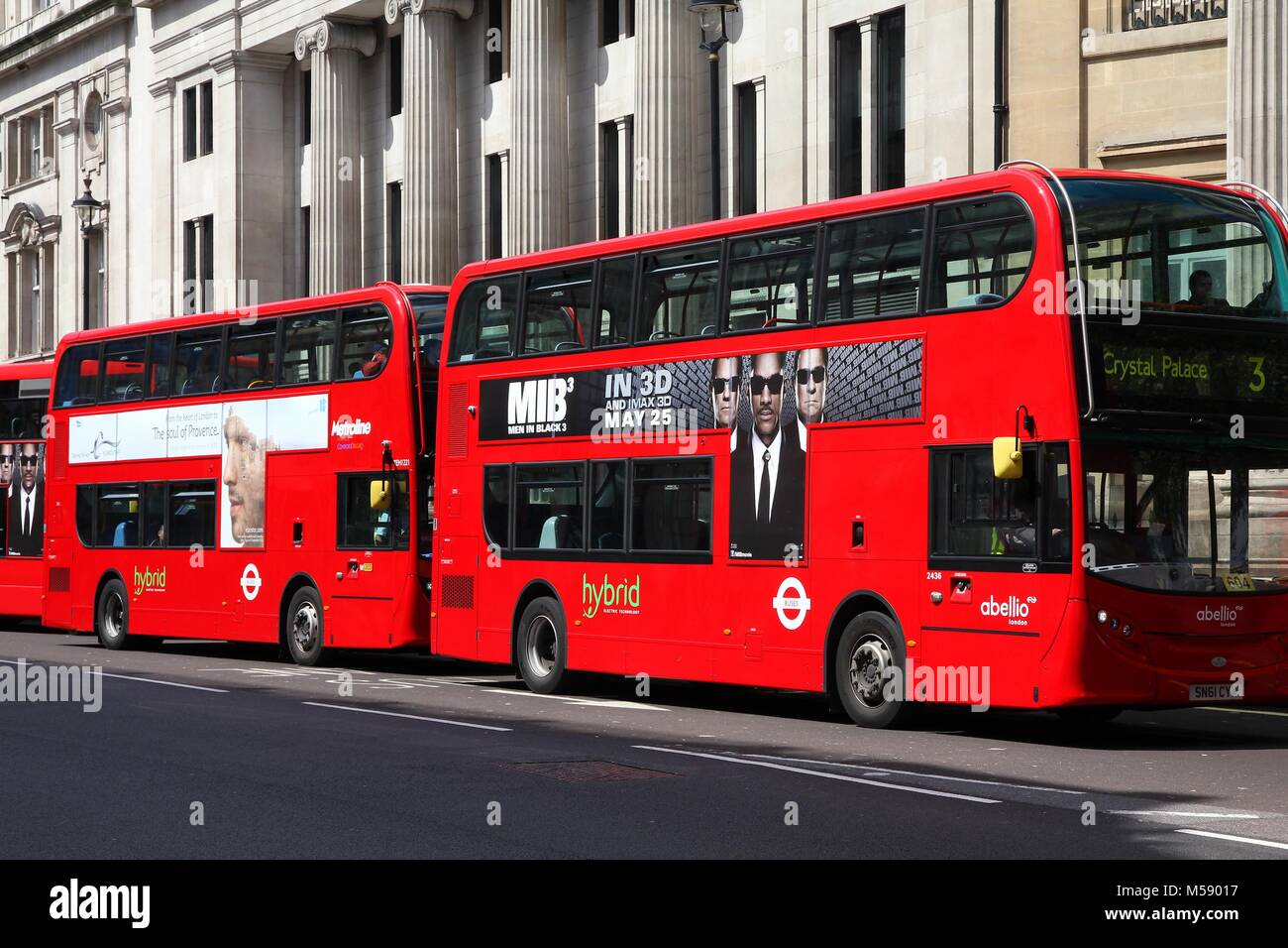 Londra - 13 Maggio: persone ride ibrido di autobus di Londra il 13 maggio 2012 a Londra. Come del 2012, LB serve 19.000 fermate di autobus con una flotta di autobus 8000. Su di noi Foto Stock