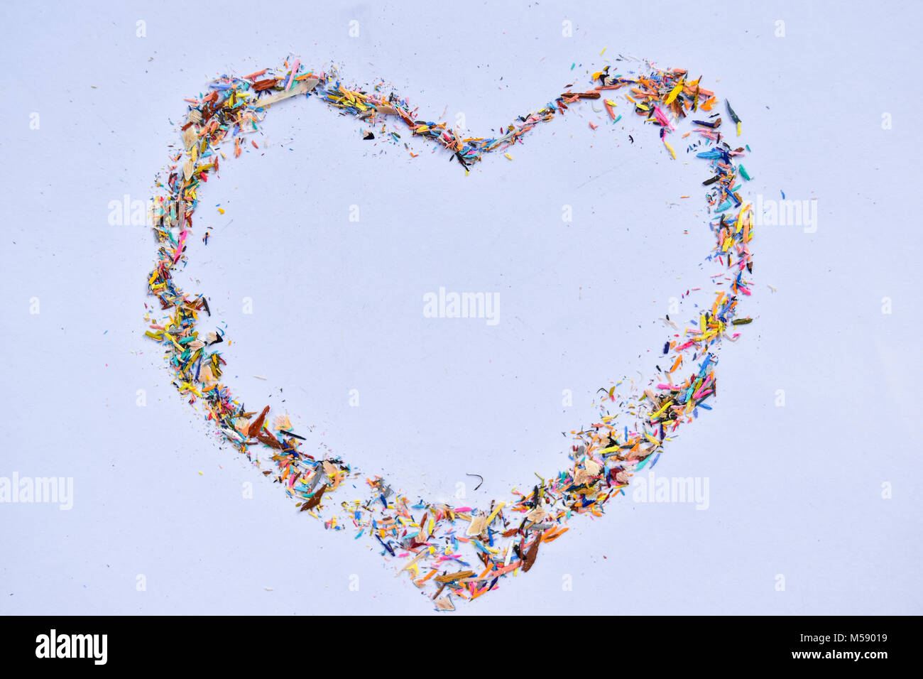 Pezzi di matita colorata a forma di cuore ,concetto più bello dell'amore. Foto Stock