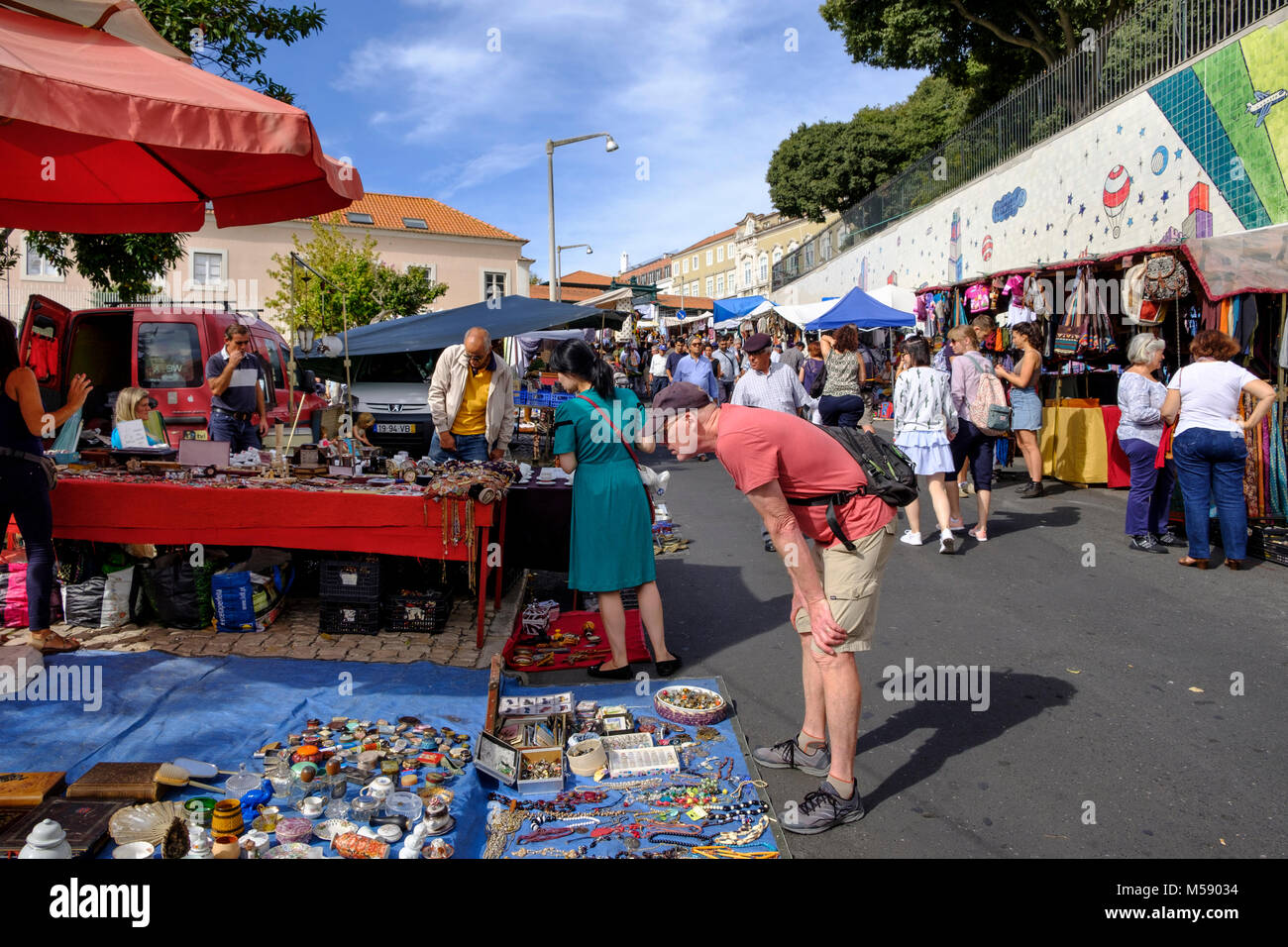 Feira da Ladra Il Mercato delle Pulci di Martedì e Sabato in Alfama, Lisbona, Portogallo Foto Stock