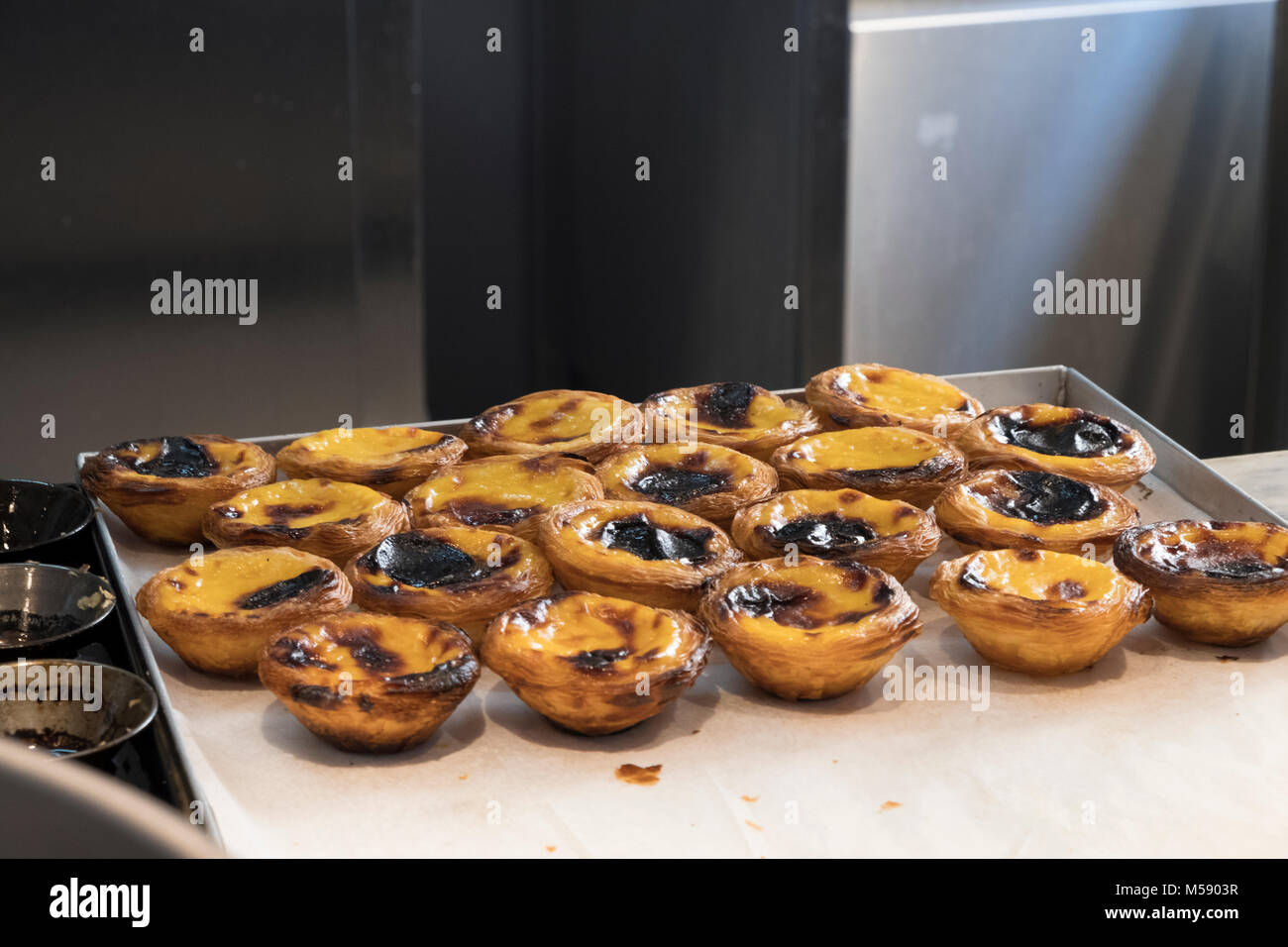 Famoso Pastel de Nata pasticceria in cucina, Lisbona, Portogallo Foto Stock